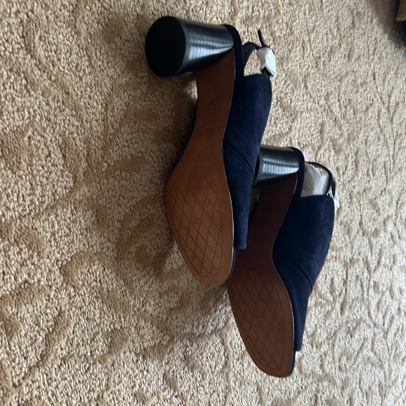 Donald Pliner NWOT navy suede heels - Picture 5 of 5